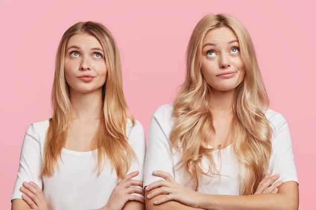 Portrait de jeunes amies blondes posant
