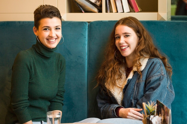 Portrait de jeunes amis se détendre ensemble