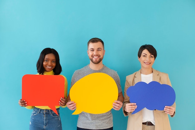 Photo gratuite portrait de jeunes avec bulle de pensée