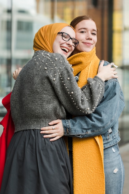 Photo gratuite portrait, de, jeunes femmes, étreindre, autre