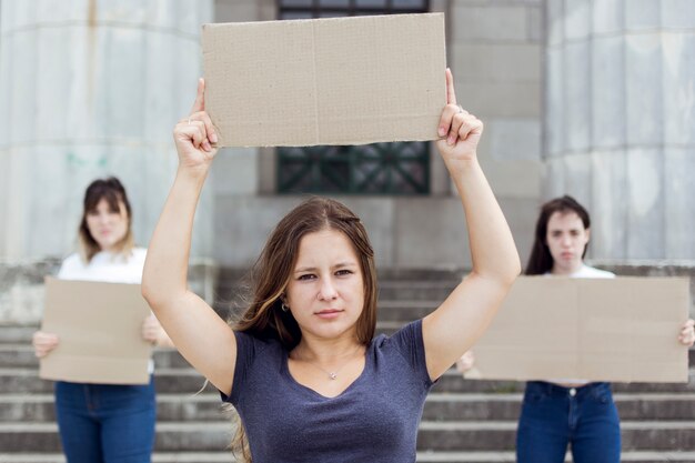 Portrait de jeunes femmes manifestant au mois de mars