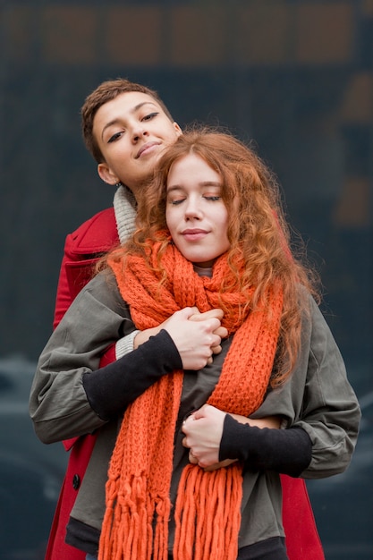 Photo gratuite portrait de jeunes femmes posant ensemble