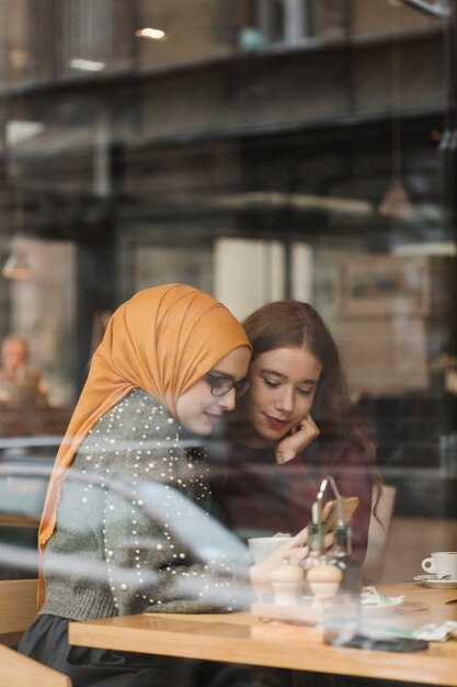 Portrait de jeunes filles vérifiant un téléphone