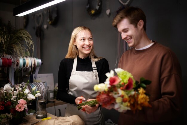 Portrait de jeunes fleuristes travaillant ensemble