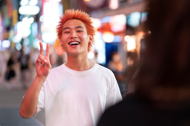 Portrait de jeunes hommes japonais en milieu urbain