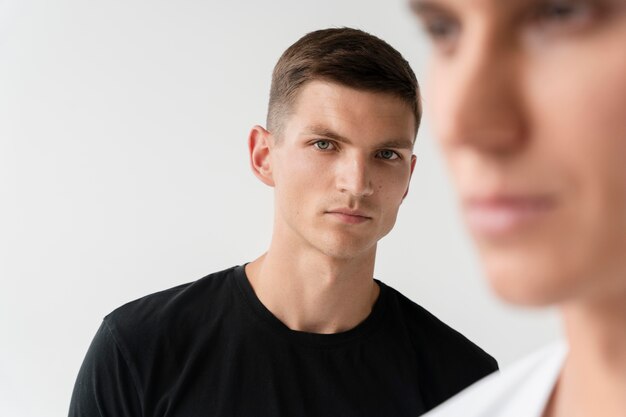 Portrait de jeunes hommes se bouchent