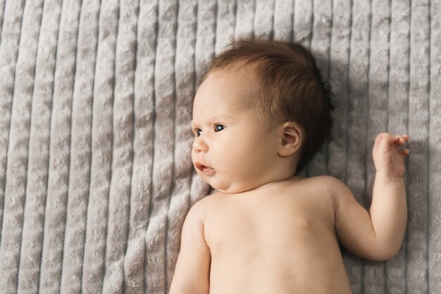 Portrait D Un Joli Bebe De 6 Mois Une Fille Nue Nouveau Nee Allongee Sur Le Lit Photo Premium