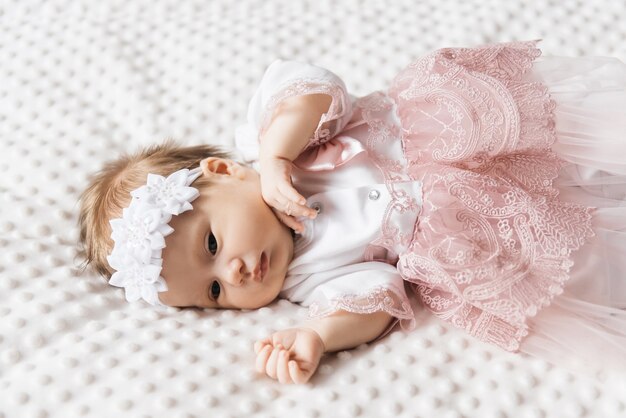 Portrait D Un Joli Bebe De 6 Mois Une Fille Nouveau Nee Couchee Dans Un Berceau Et Tenant La Main De Ses Parents Photo Premium