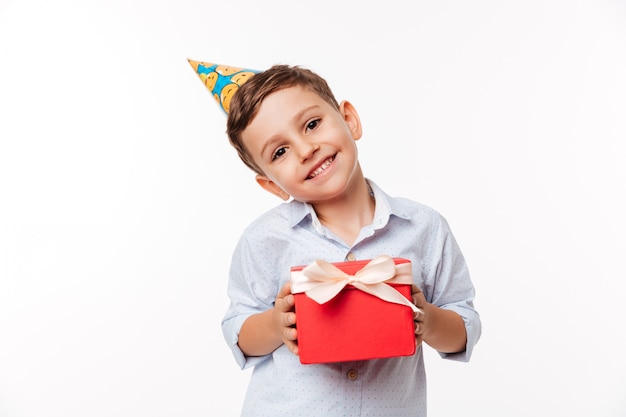 Portrait d'un joli petit enfant mignon en chapeau d'anniversaire