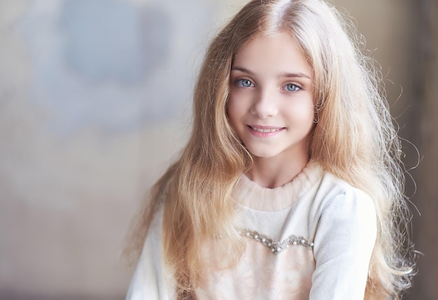 Photo gratuite portrait d'une jolie adolescente aux yeux bleus blonds.