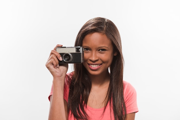 Portrait d&#39;une jolie adolescente tenant un appareil photo