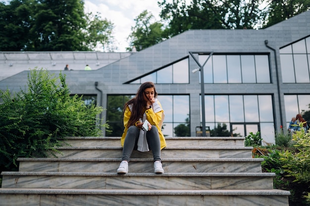 Photo gratuite portrait de jolie belle jeune femme s'amusant et posant à l'extérieur.