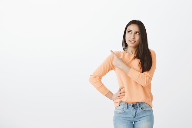 Portrait de jolie brune bronzée dans des vêtements décontractés