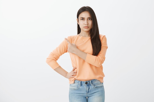 Portrait de jolie brune bronzée dans des vêtements décontractés