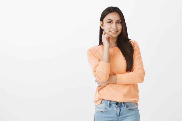 Portrait de jolie brune bronzée dans des vêtements décontractés