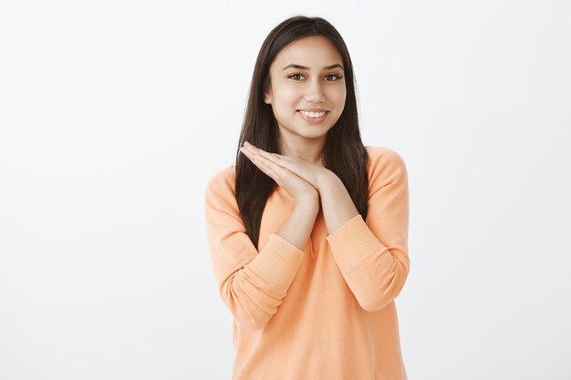 Portrait de jolie brune bronzée dans des vêtements décontractés