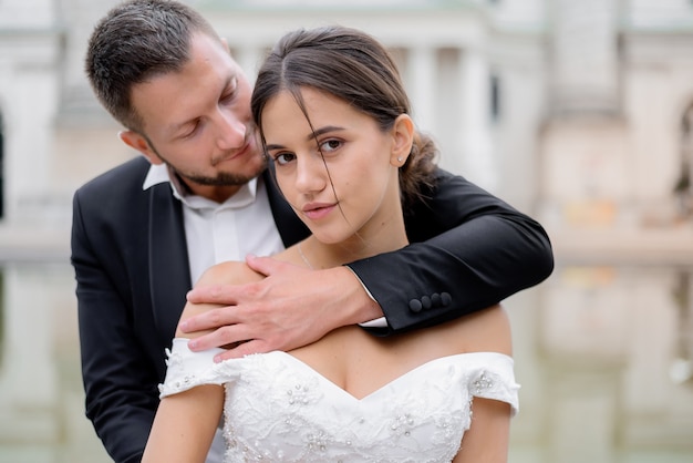 Portrait de jolie brune mariée et beau marié