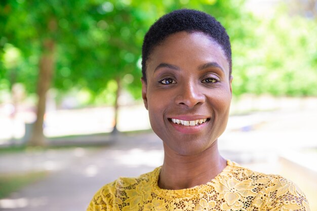 Portrait de jolie femme afro-américaine aux cheveux courts