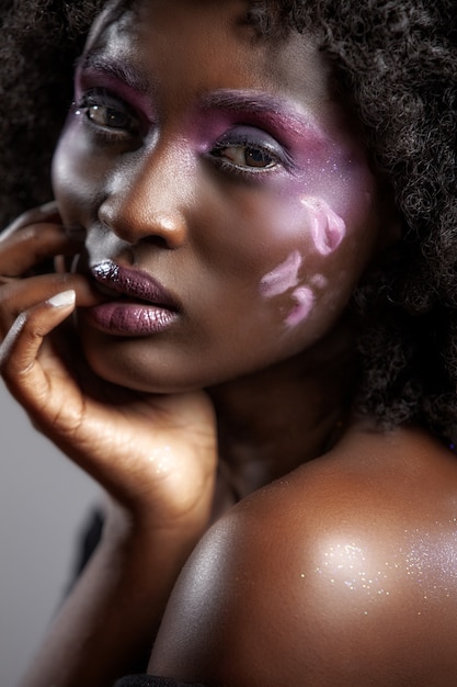 Photo gratuite portrait d'une jolie femme afro-américaine avec beau maquillage et cheveux noirs