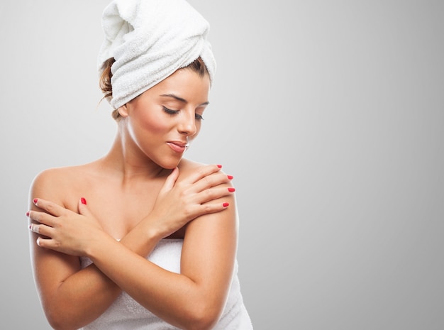 portrait d&#39;une jolie femme après un bain