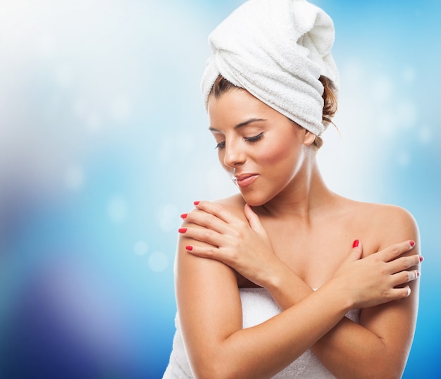 portrait d&#39;une jolie femme après un bain