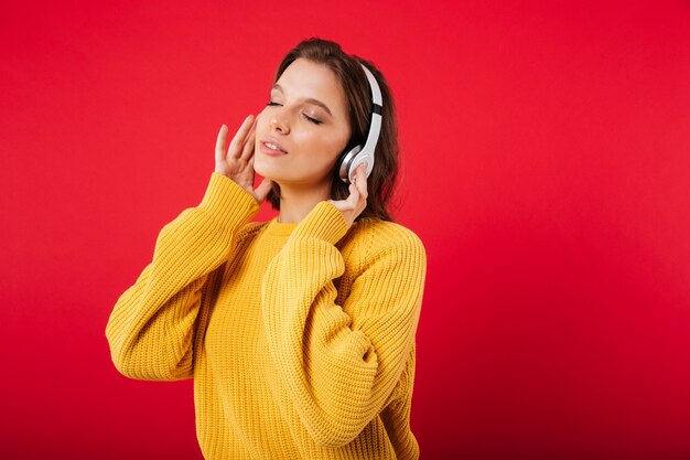 Portrait d'une jolie femme au casque