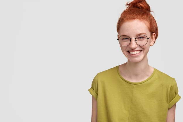 Portrait de jolie femme au gingembre en T-shirt vert