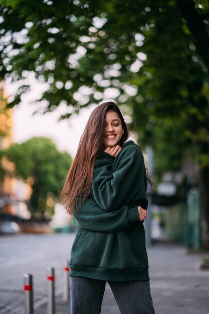 Portrait de jolie femme aux cheveux longs