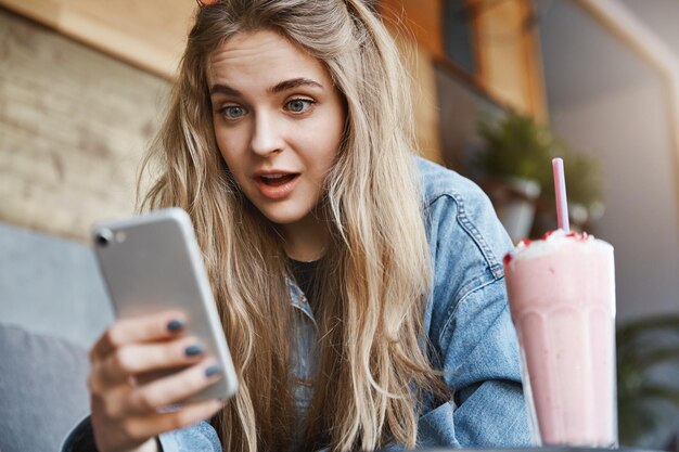 Portrait de jolie femme blonde stupéfaite et impressionnée en deni