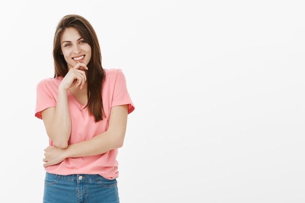 Portrait de jolie femme brune posant en studio