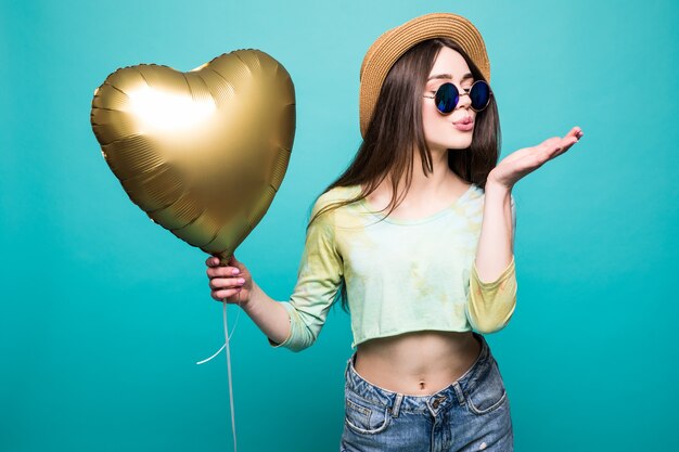 Portrait jolie femme envoie un baiser d'air avec forme de coeur ballon rouge