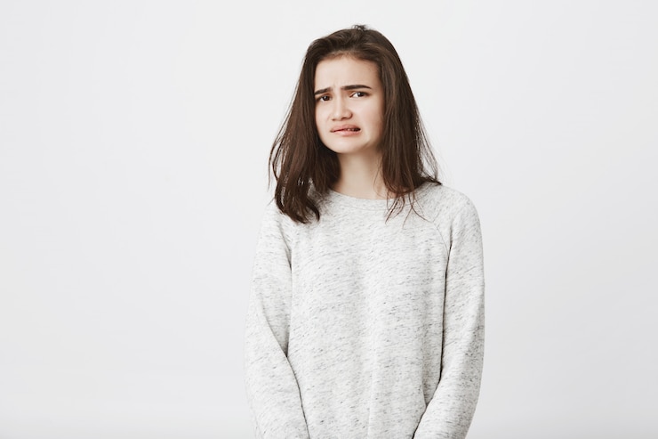 Photo gratuit portrait de jolie femme européenne qui montre le désaccord et le dégoût