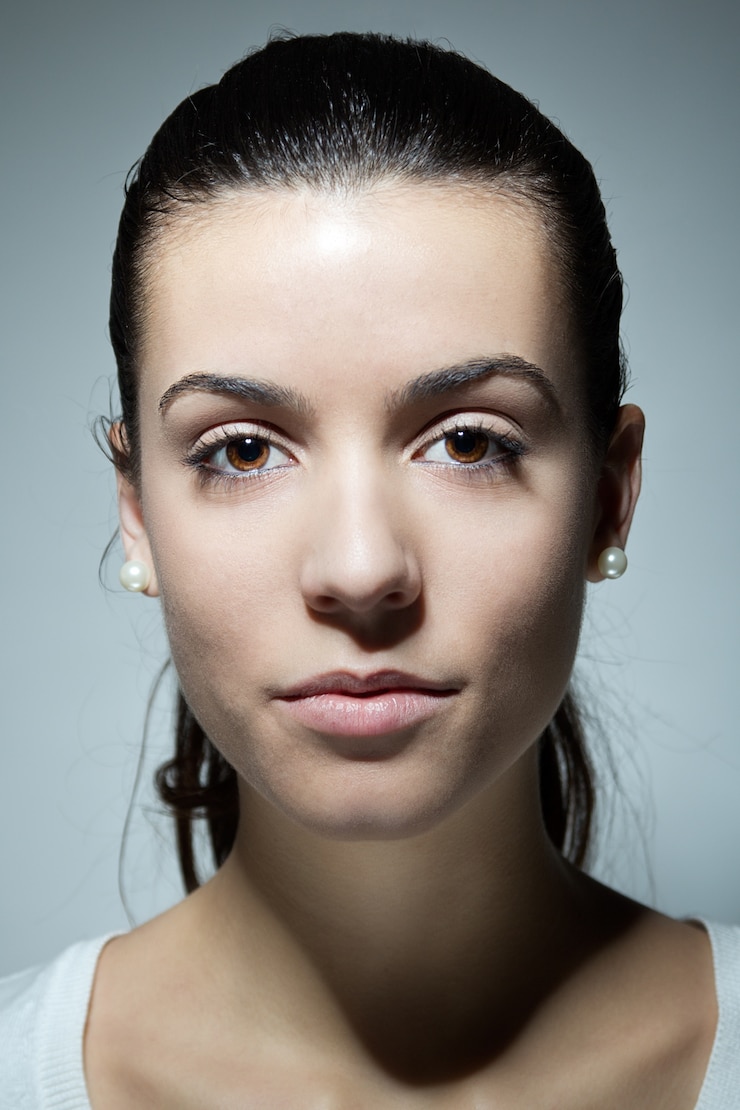 Photo gratuit portrait de jolie femme sur fond studio
