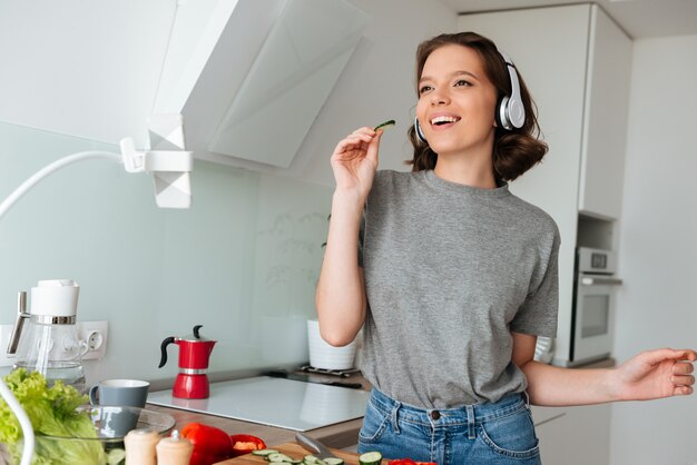 Portrait d'une jolie femme joyeuse, écouter de la musique