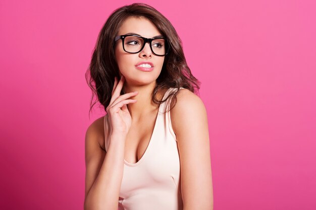 Portrait de jolie femme portant des lunettes de mode