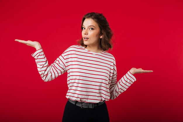 Portrait d'une jolie femme regardant la caméra