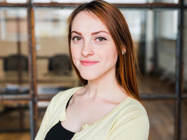 Photo gratuite portrait de jolie femme souriante au bureau