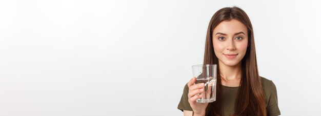 Portrait de jolie femme souriante caucasienne isolée sur fond blanc tourné en studio eau potable