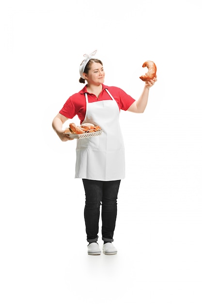 Portrait De Jolie Femme Souriante Avec Des Pâtisseries Dans Ses Mains