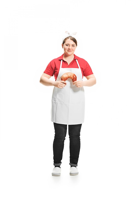 Portrait de jolie femme souriante avec des pâtisseries dans ses mains