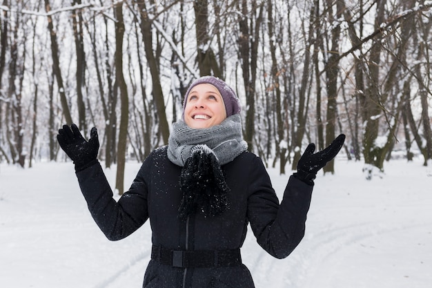 Portrait d&#39;une jolie femme souriante s&#39;amuser à la saison d&#39;hiver