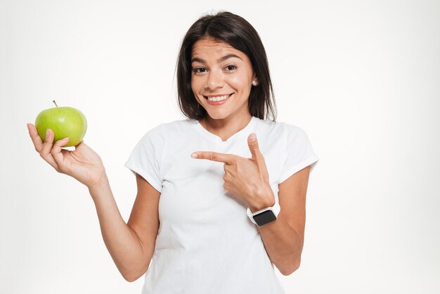 Portrait d'une jolie femme souriante