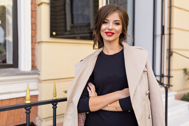 Portrait de jolie femme souriante