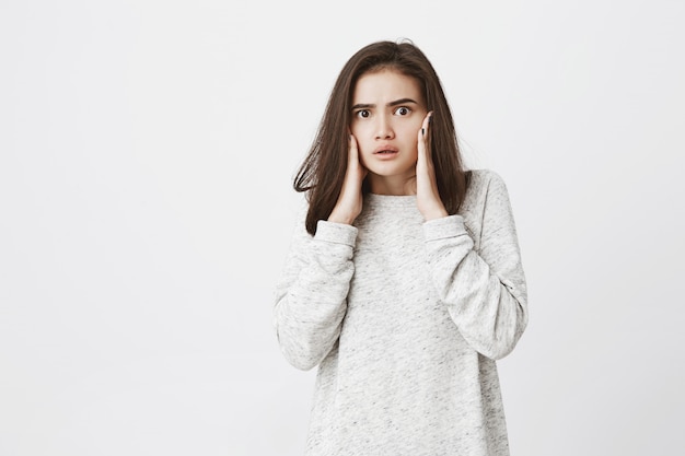 Portrait de jolie femme tendre, stupéfaite et choquée