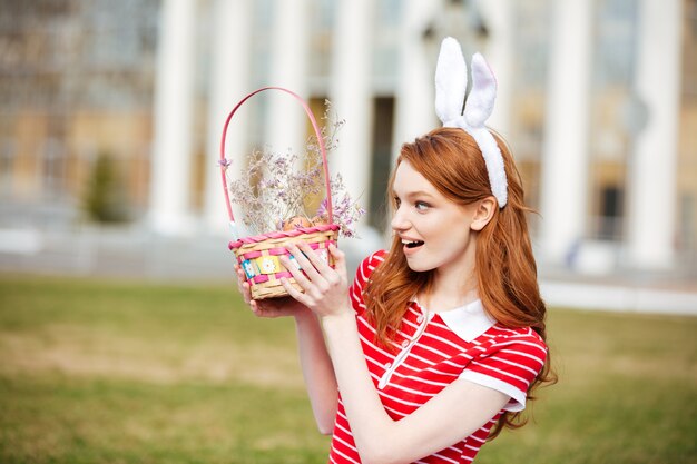 Portrait d'une jolie femme tête rouge dans les oreilles de lapin