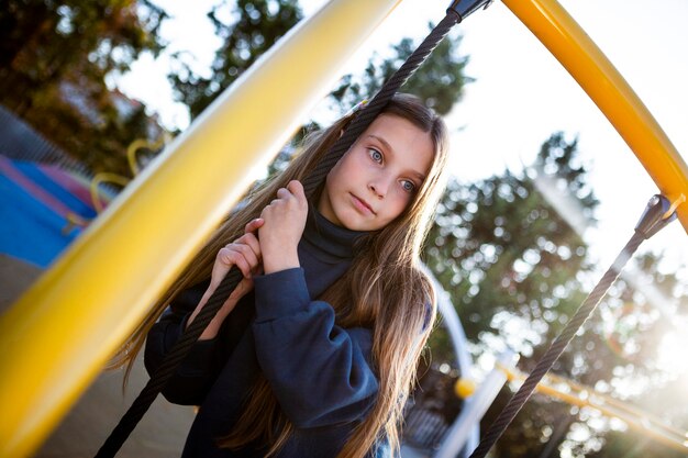 Portrait de jolie fille sur l'aire de jeux