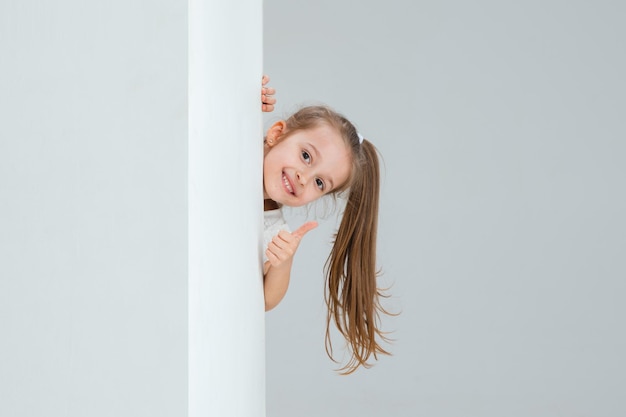 Portrait de jolie fille caucasienne isolée sur fond de studio blanc avec fond