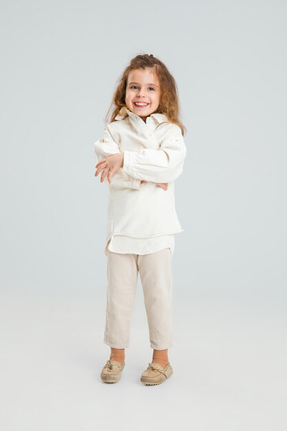 Portrait de jolie fille caucasienne isolée sur fond de studio blanc avec fond