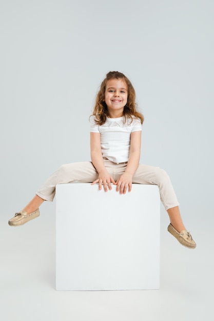 Portrait de jolie fille caucasienne isolée sur fond de studio blanc avec fond