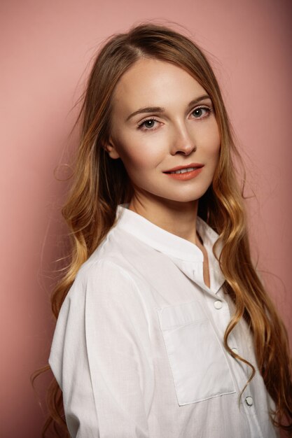 Portrait de jolie fille dans une chemise blanche